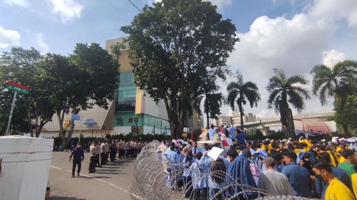 Demo Against President For 3 Periods, Police Stretch Barbed Wire In Front Of DPRD Sulsel