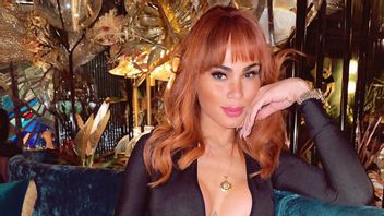 Want To Make Men Passionate, This Playboy Model Changes Her Hairstyle To Look Like A Jessica Rabbit Doll