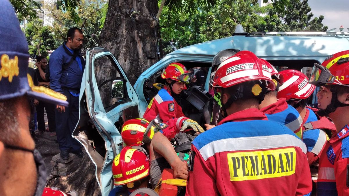 Angkot Jaklingko Hits A Tree On Jalan Pemuda Rawamangun, Passengers Pinched Into The Door