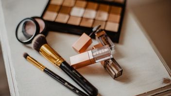 Tips Makeup Anti Luntur Agar Tetap Tenang Saat Kehujanan 