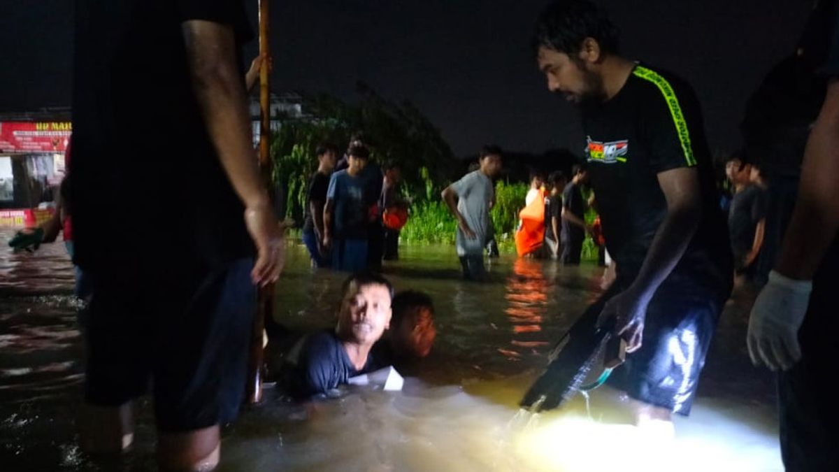 6岁男孩在Tangerang Lockran玩60厘米的洪水时失踪