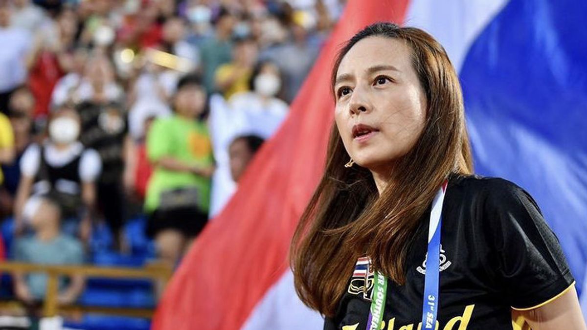 Whoops! The Beautiful Face Of The Thai National Team Manager, Madam Pang, Is Elbowed By A Player, Her Nose Is Seriously Injured