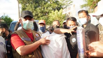 Plt Gubernur Sulawesi Selatan Andi Sudirman Intip Dapur Umum Korban Kebakaran di Makasar, Begini Kondisinya