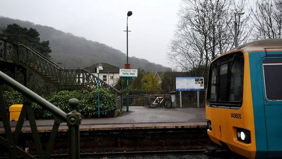 Worse, The Couple Has Sex At The Train Station