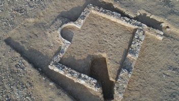 以色列考古学家再次发现内盖夫沙漠中7世纪的古代清真寺，作为纪念碑或祈祷保存 