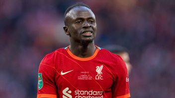  Kedapatan Bawa Sajadah Usai Kemenangan Liverpool di Carabao Cup, Dugaan Sadio Mane Sempatkan Salat Bikin Netizen Meleleh