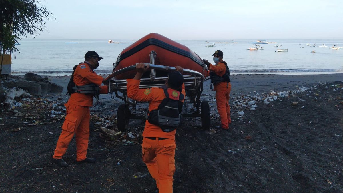 バリ島の漁師2人がメラヤ・ジンブラナ海の真ん中でボートが火災を起こし、生き延びた