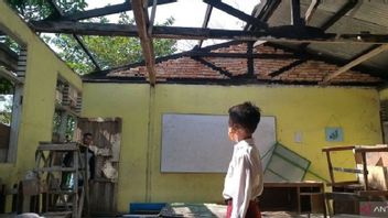 Thief Gondol 30 Sheets Of Zinc From The Roof Of An Elementary School In Desa Baru Riau, Principal: Previously The Water Pump Was Also Stolen