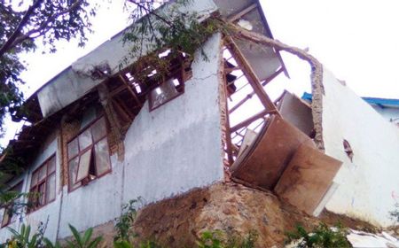 Jembatan Gantung hingga Gedung SMP di Desa Cibuluh, Cianjur Rusak Dihantam Longsor