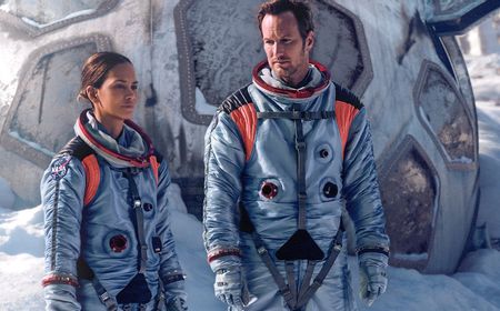 Review Film Moonfall: Visual yang Megah Saat Bulan dan Bumi Berlawanan Arah