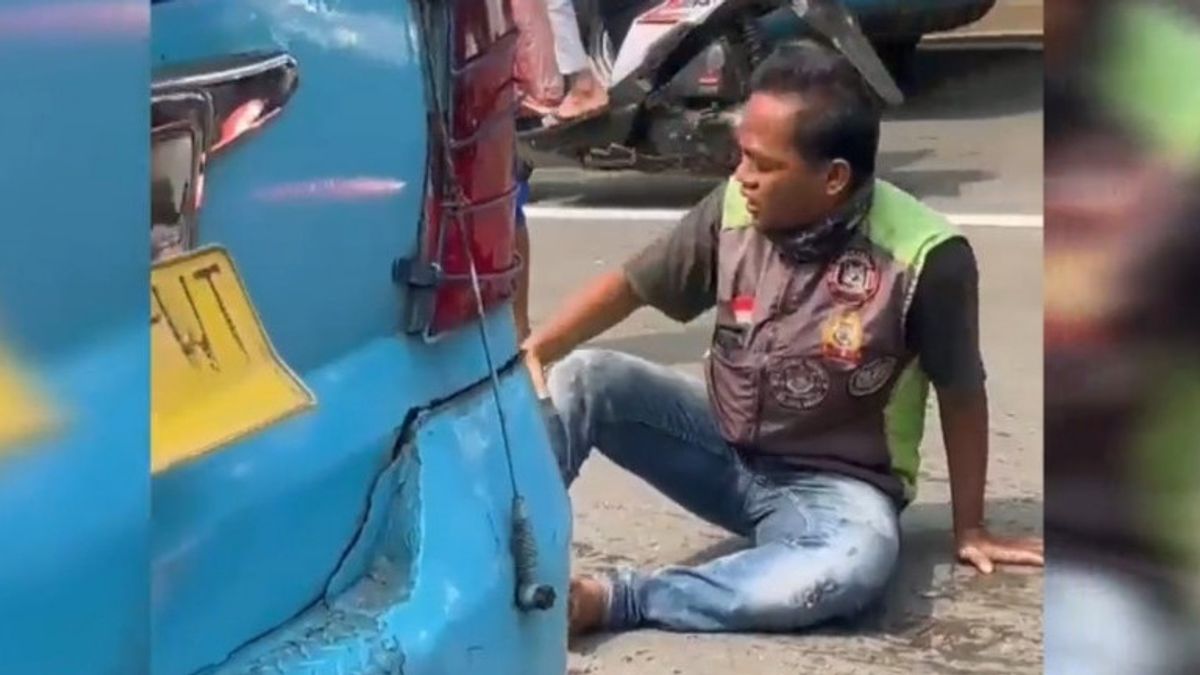 Reckless Like Street Racers, Angkot 06A Lindas Driver Ojol And Passengers In East Jakarta