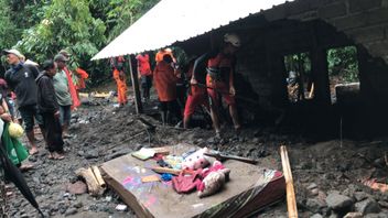 被巴厘岛卡朗阿森洪水拖累的兄弟姐妹，一人死亡