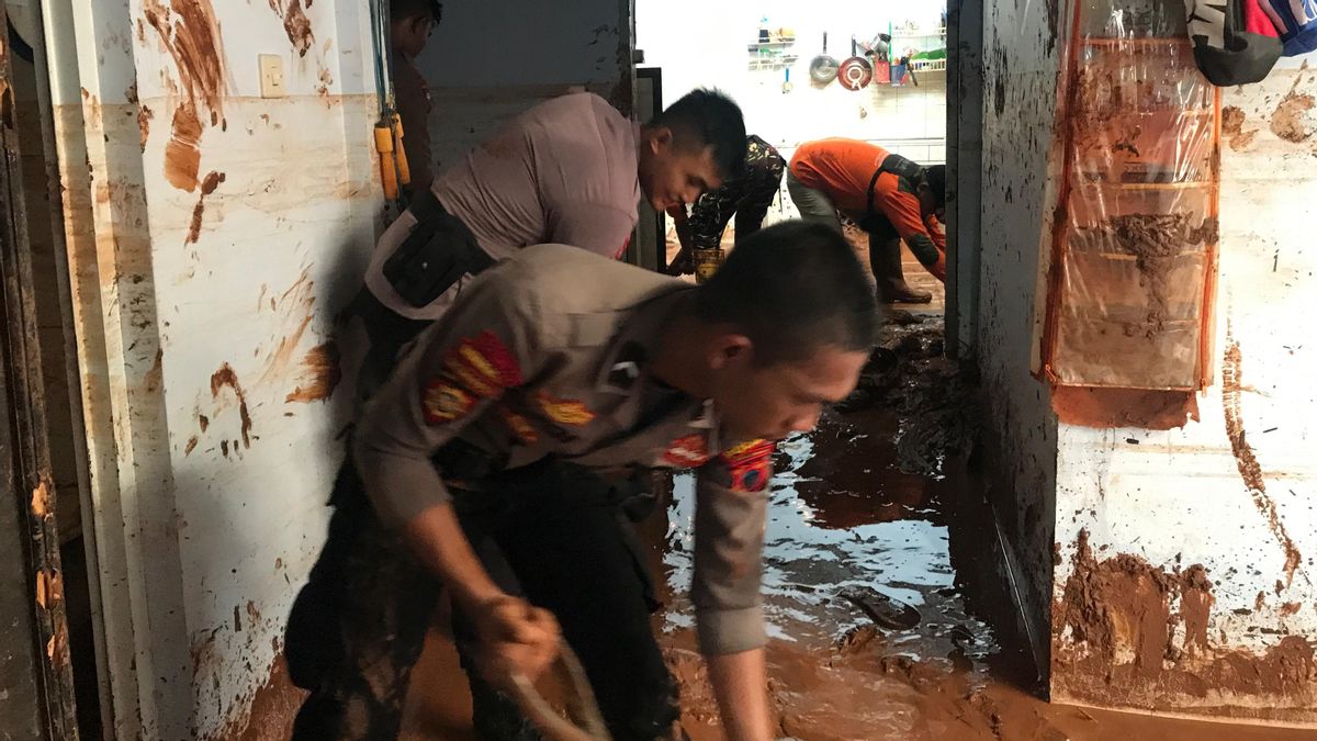 Bantu Korban Banjir Pekalongan, Polisi Juga Jaga Rumah Warga Cegah Aksi Kriminal di Tengah Musibah