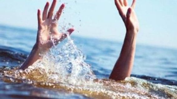 اللعب على شاطئ بيلابوهانراتو ، ثلاثة أطفال يجرتهم الأمواج ، توفي أحدهم