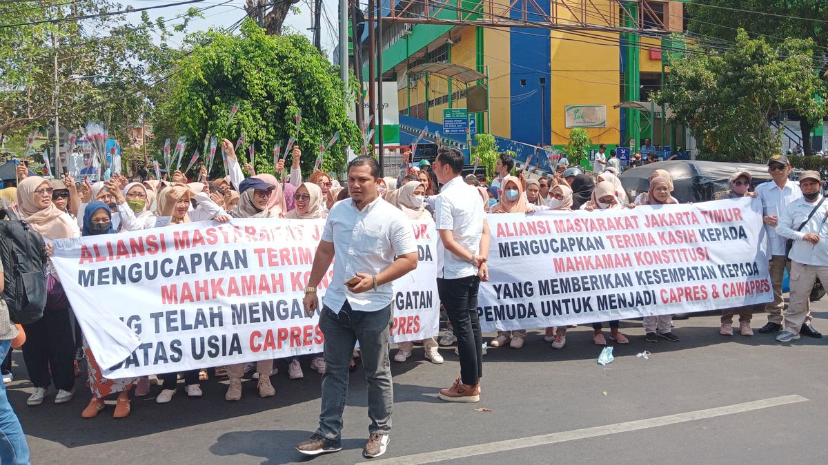 Gugatan Dikabulkan MK, Aliansi Masyarakat Bagi-bagi Bunga Mawar