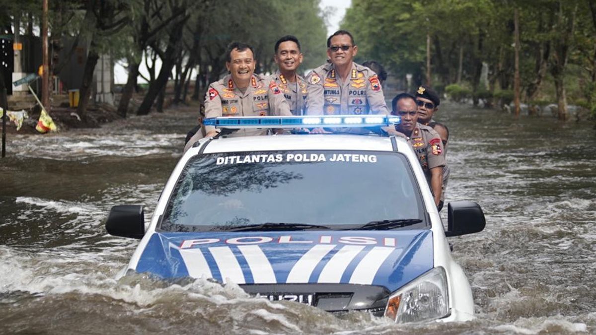 当中爪哇警察局长看三林加时，三宝垄的雨水将通过技术工程转移