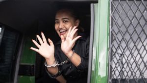 Ekspresi Lina Mukherjee Ditahan dengan Tangan Terborgol karena Konten Makan Babi