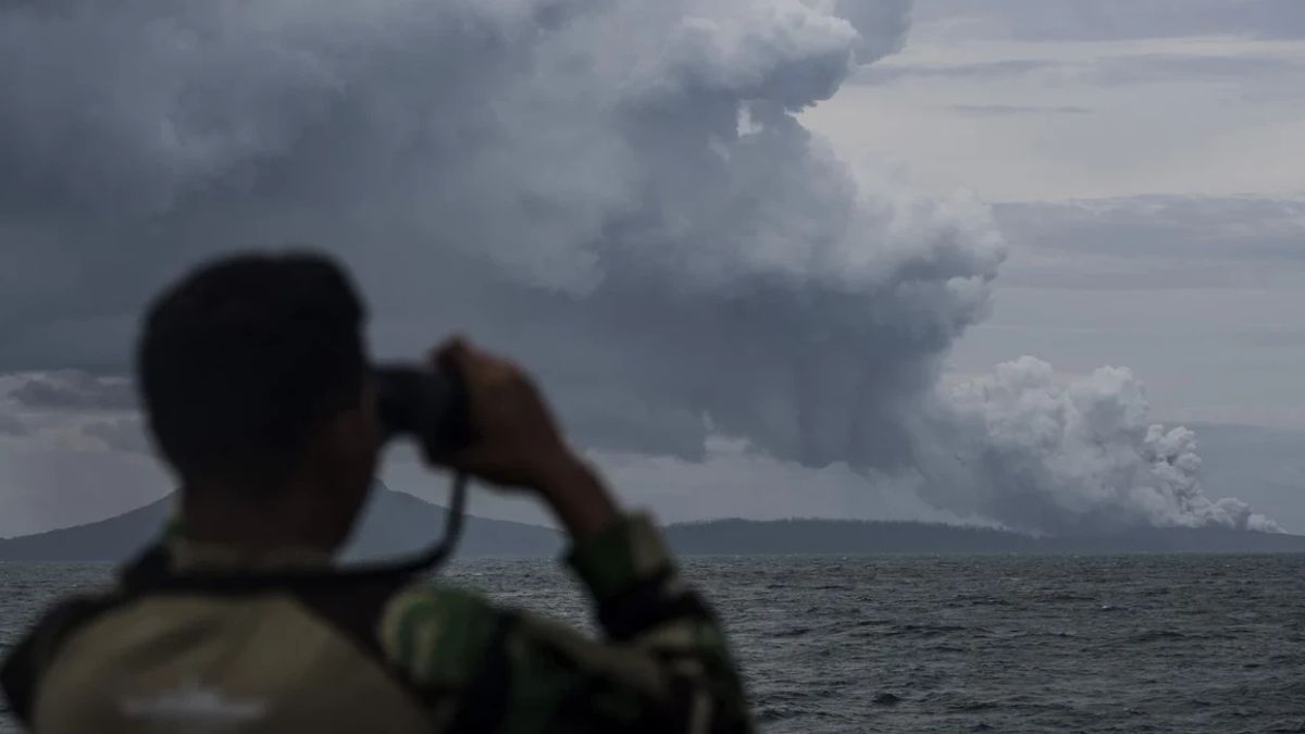 Mount Anak Krakatau Erupts 2 Times Today, Finally Sprays Abu As High As 1 Km