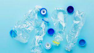 PKK Palembang Kreasikan Tutup Botol Plastik Jadi Gantungan Kunci hingga Vas Bunga 