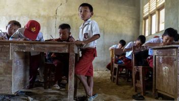 自2017年以来的Mangkrak学校大楼,Pandeglang的学生在湿尘和尘土学习的同时