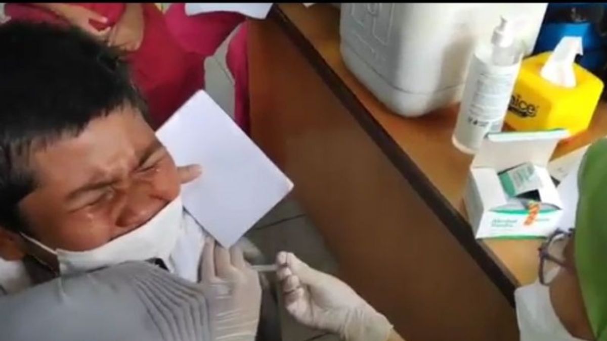 在SDN Pondok Bambu 02接种疫苗：当COVID-19疫苗接种后哭泣时，气球