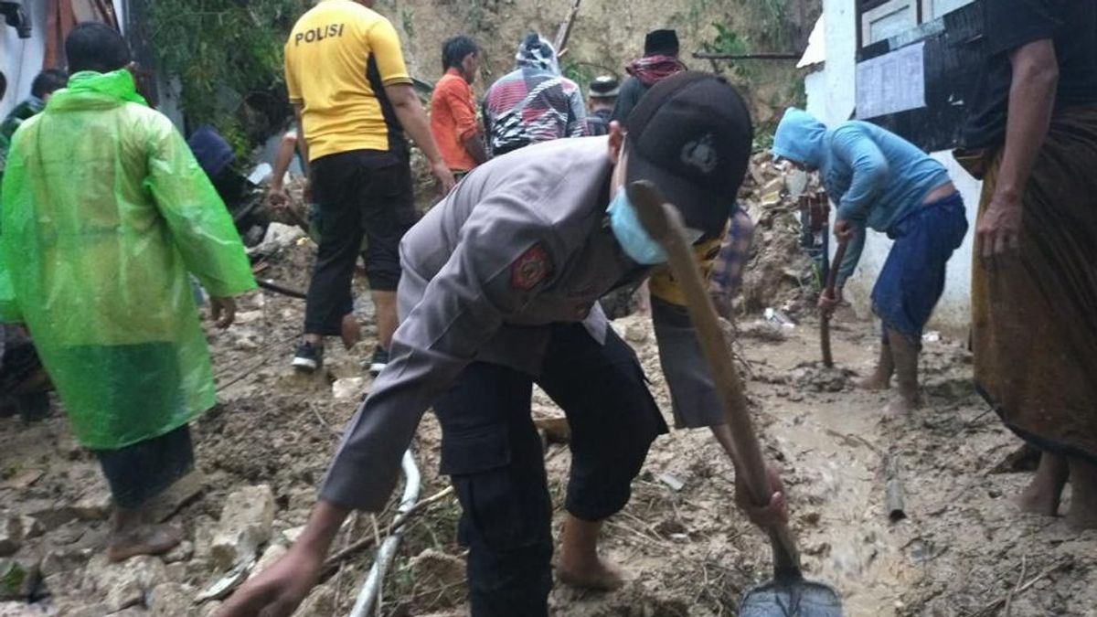 5 Santriwati In Pamekasan Killed By A Landslide Cliff