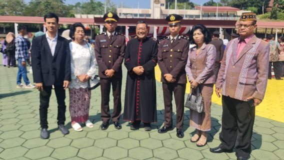 特別な贈り物、アクポル知事が任命した100人の将校の間に2人のカトリックのイマームがいました