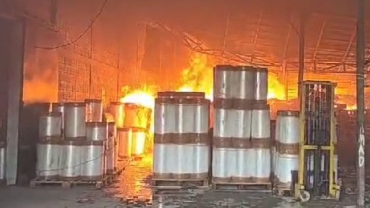 燃烧材料很多,消防员在卡利德雷斯家具仓库中遇到扑灭大火的困难