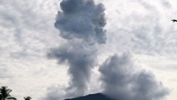 L'éruption du mont Ibu de Halmahera Ouest a lancé une éruption de 2 km