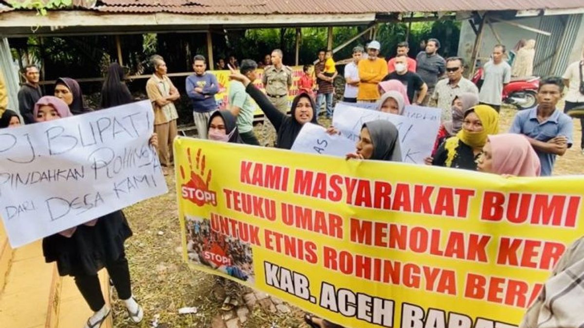 Residents Of Demo Reject Rohingya Refugees At PMI Building, West Aceh