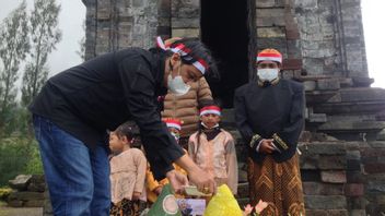 Commemoration Of The Youth Oath And Ganjar Pranowo Anniversary, Volunteers Cut Tumpeng And Hold A Cultural Carnival At Dwarawati Temple Dieng