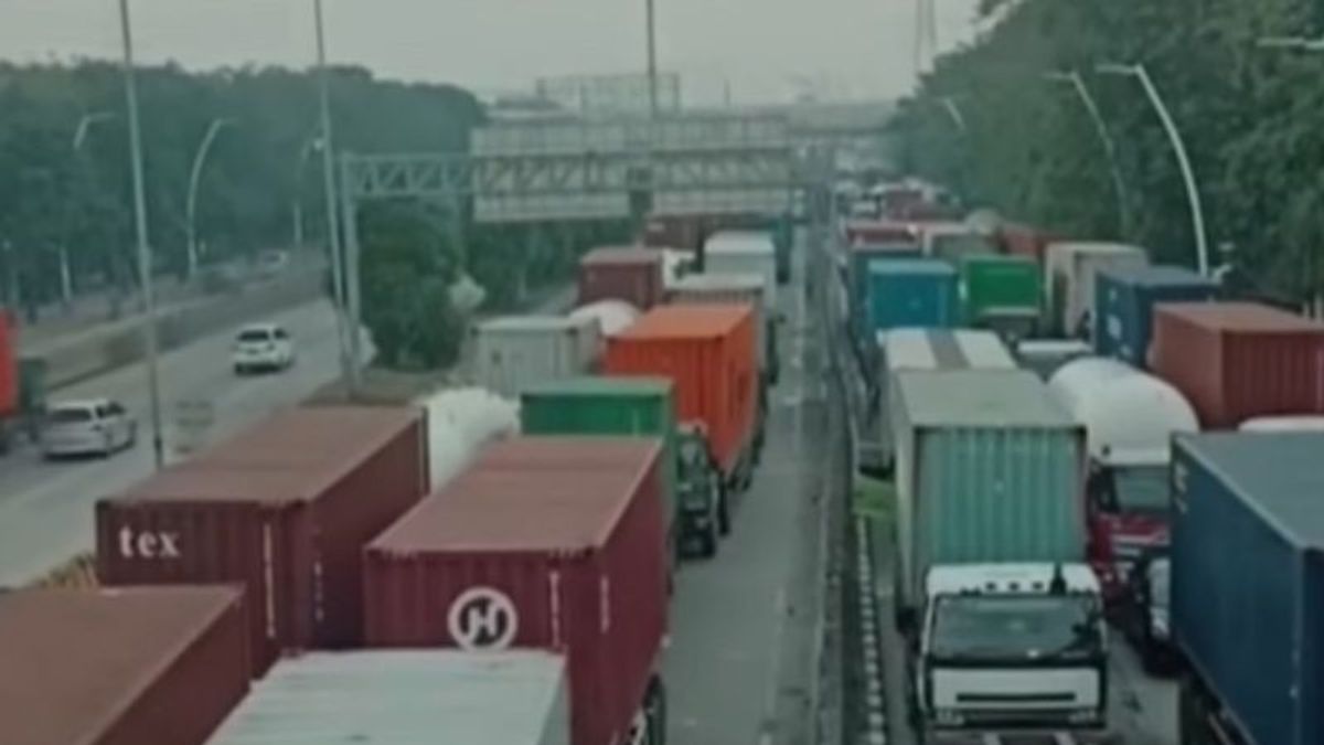 Gerbang Masuk Eror, Pelabuhan Tanjung Priok Macet Panjang