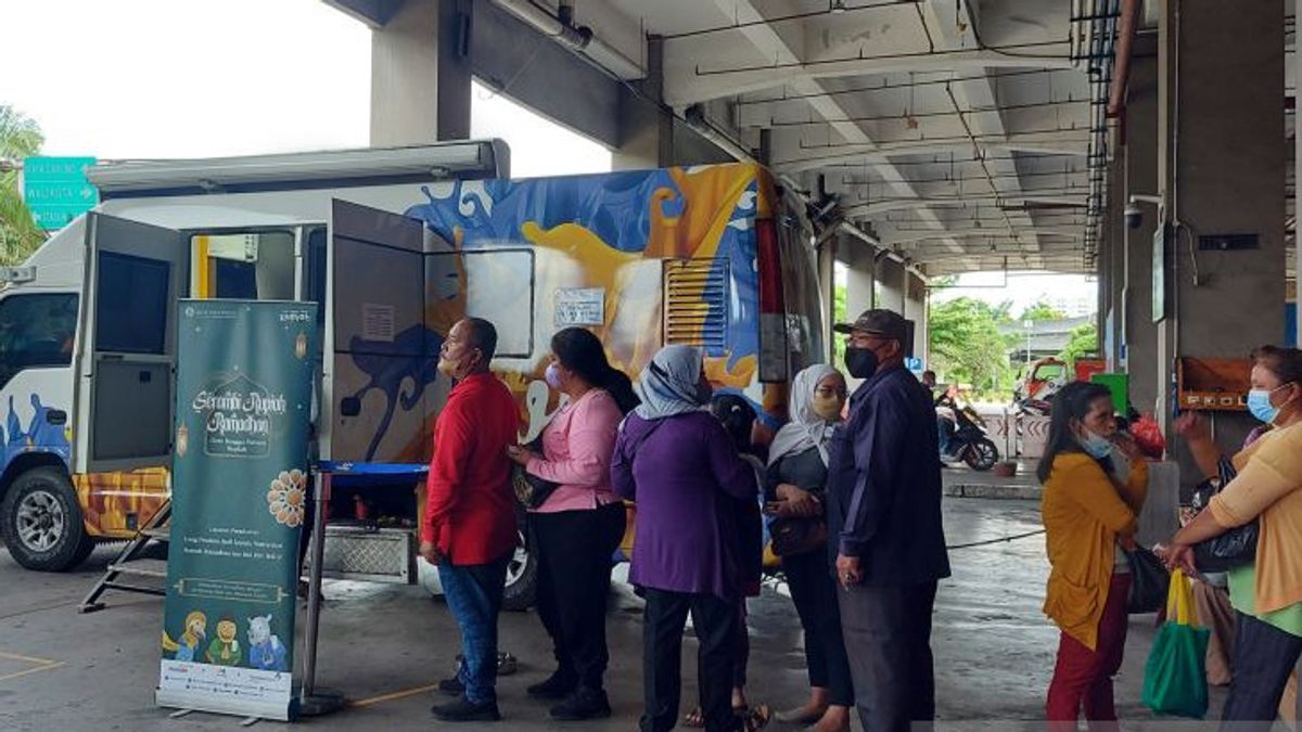 Masyarakat Rela Antre di Terminal Pulo Gebang Demi Tukar Uang untuk Lebaran
