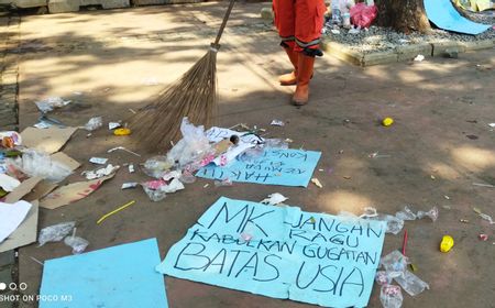 Giliran PPSU Bersihkan Sampah Poster yang Dibawa Pendemo di Jalan Medan Merdeka Barat