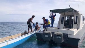 Polairud Dompu Evakuasi 3 Nelayan Korban Perahu Terbalik di Pantai Satonda