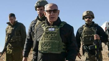 ضغوط الشعب الإسرائيلي آخذة في الازدياد، واقترح المنافس السياسي نتنياهو رفض التسلح من أجل الاستيلاء على ثقة الجمهور