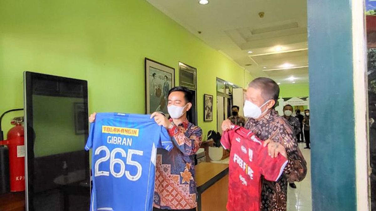 Gibran And Walkot Yogya Swap Jerseys Ahead Of The PSIM Match And That's Exactly What It Means