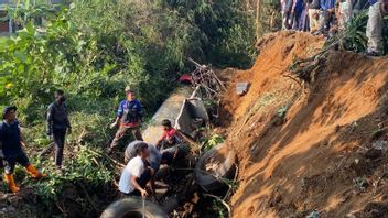 雷姆布隆卡车,2人因Gekbrong Cianjur背靠背碰撞而死亡