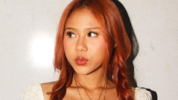 <i>Rayuan Perempuan Gila</i> dari Nadin Amizah Bertahan 12 Pekan Beruntun di Tangga Lagu Spotify 