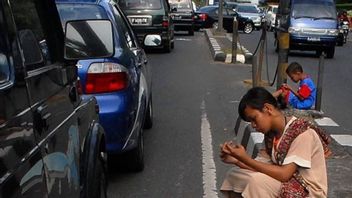 ملاحظه! سكان سومطرة الغربية لا تعطي المال للمشردين وأطفال الشوارع