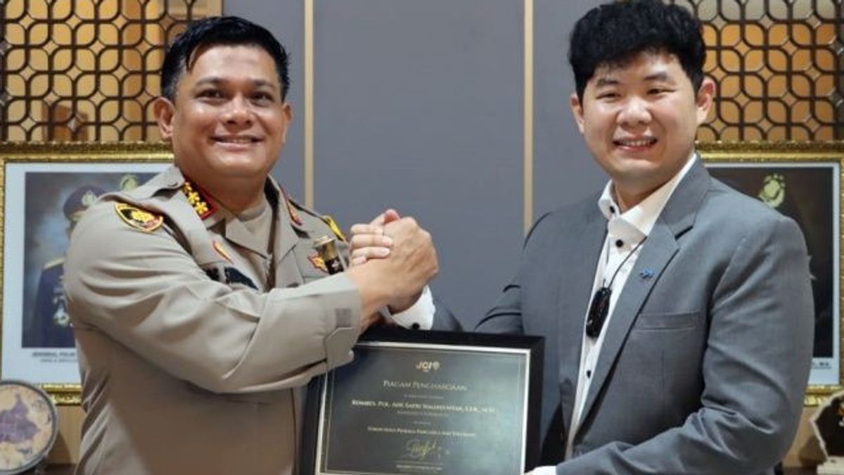 The Regional Police Chief, Gibran Rakabuming, Receives The Solo Figure Of Tolerance Guard