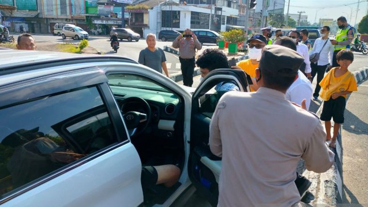 Circulating Video Of A Man Found Dead While Driving A Car In Palembang, The Victim Has A History Of Heart Disease