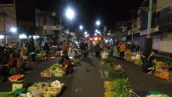 Implementing Physical Distancing, The Salatiga Morning Market Is Even Cool