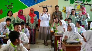 Blusukan Wamen Christina di SDN 03 Ciracas, Dengar Cerita Happy Anak-anak dengan Menu MBG