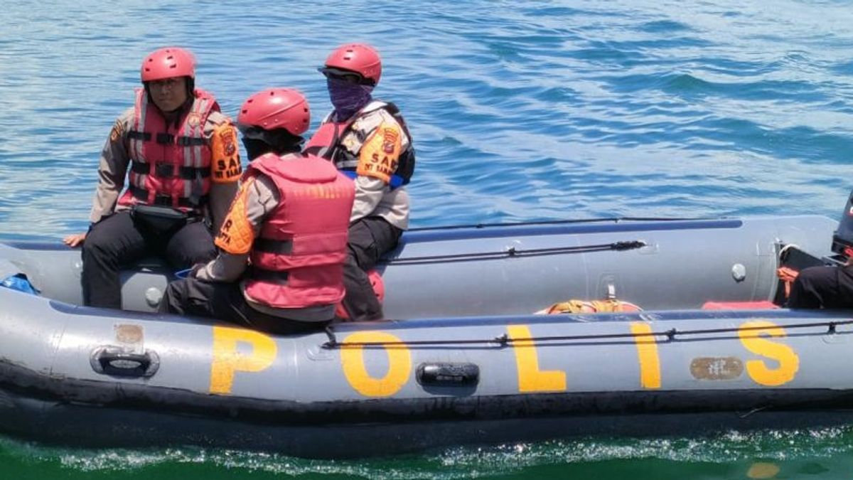 20艘警察-印尼武装部队巡逻艇在多巴湖F1摩托艇期间待命