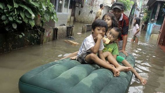 Halau Flood, South Jakarta City Government Dredges Mud And Garbage Sediment In 15 Reservoirs