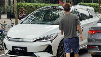 BYD M6 Covered In Camouflage Caught In Road Test In Indonesia, Launching This Year?