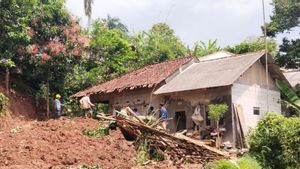 6 Keluarga di Cianjur Terdampak Banjir dan Longsor Mengungsi di Madrasah