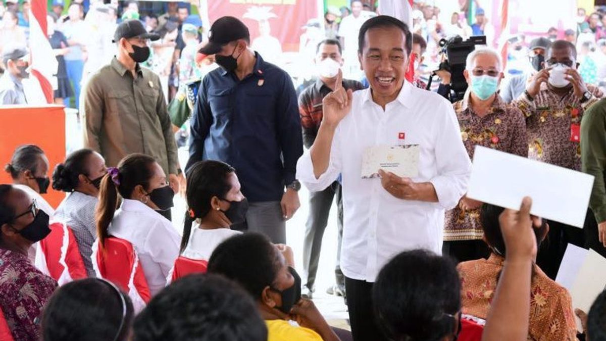 Tinjau Penyerahan Bansos di Kepulauan Aru Maluku, Presiden Jokowi Harap Berdampak Baik Pada Daya Beli Masyarakat