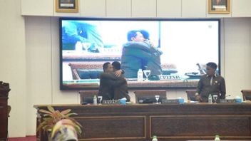 在民主党全体会议上拥抱时，卢马江摄政王Cak Thoriq对民主党议长的辞职感到遗憾，因为没有记住潘查西拉的病毒视频